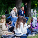 20. juni: Kronprinsparet lytter til sommerens første lesestund ved Leselysthuset - et utdrag fra Brødrene Løvehjerte. Foto: Heiko Junge / NTB scanpix